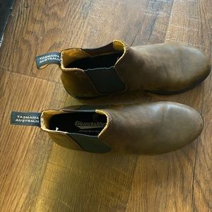 Blundstone Chelsea boot like new.